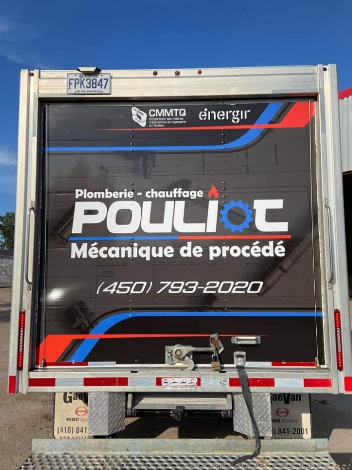 Arrière du camion cube, portant le logo, la CMMTQ et Énergir
