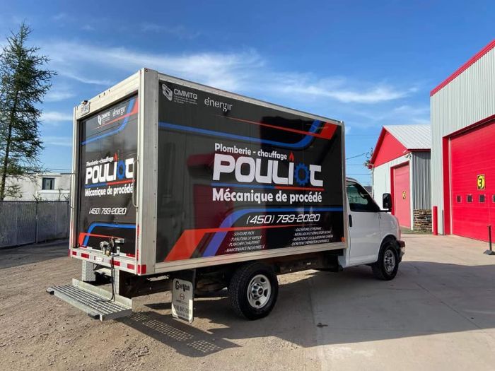 Camion cube aux couleurs de Pouliot Plomberie Mécanique devant l’atelier