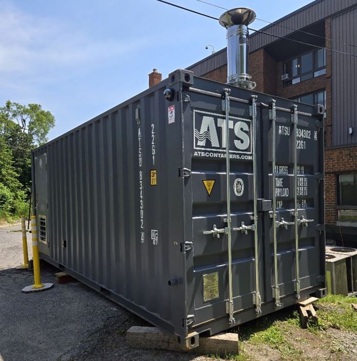 Chaudière industrielle mobile installée en conteneur, cheminée raccordée