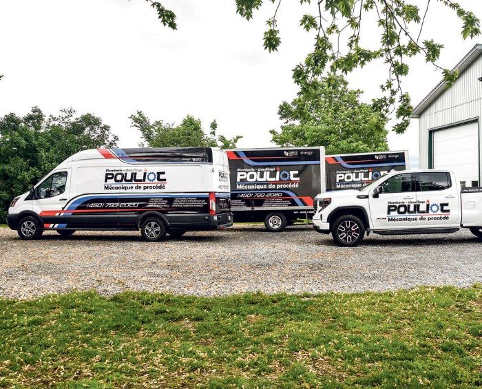 Fourgon, camion cube et camionnette aux couleurs de l’entreprise devant l’atelier